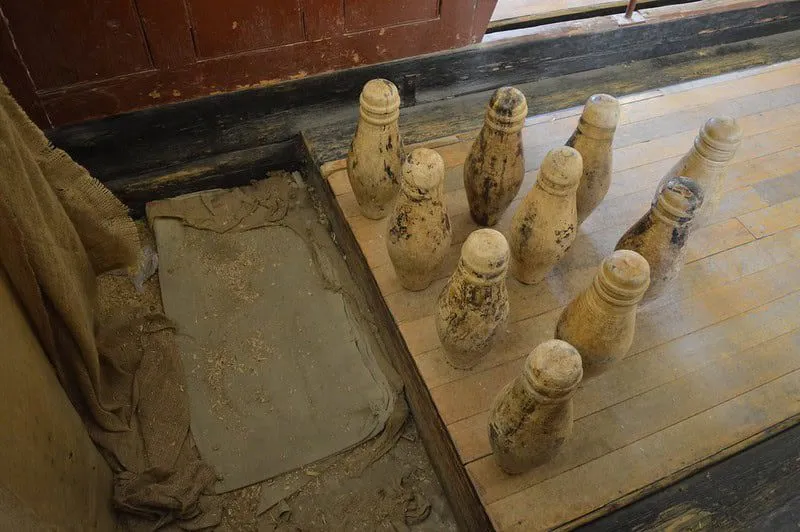 old-wooden-bowling-pins-historic-bowling-lane-traditional-ancient-bowling-game-expertbowler